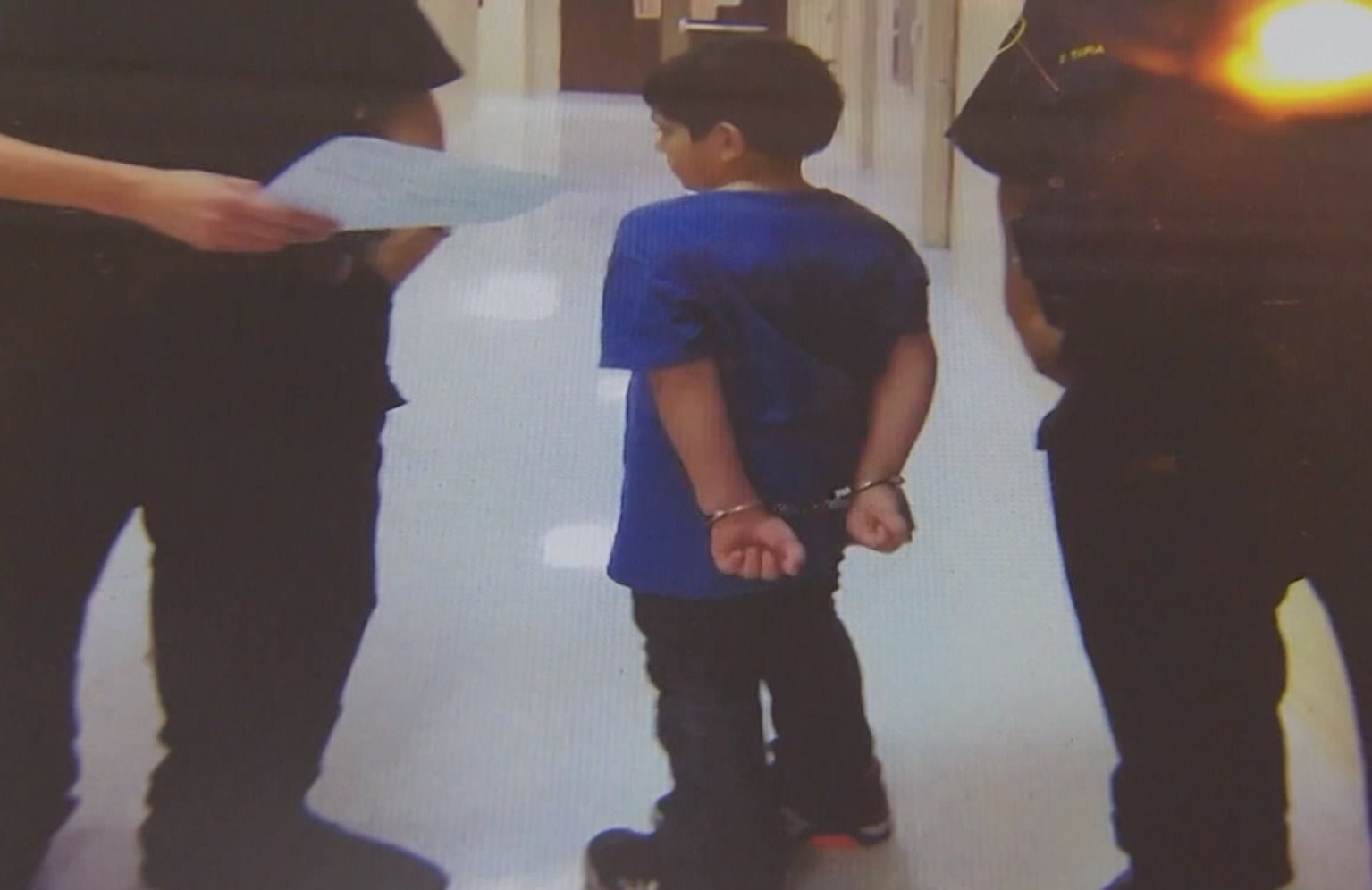 В США 7-летнего школьника заковали в наручники при задержании