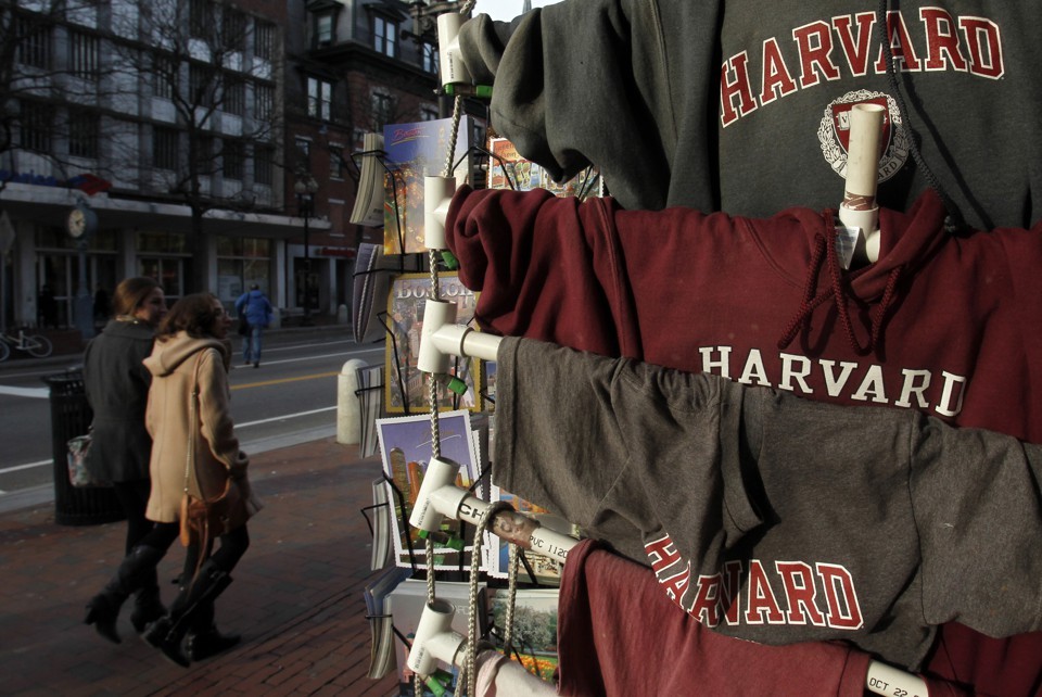 Профессор Гарварда выступил против вуза, запрещающего студенческие социальные клубы